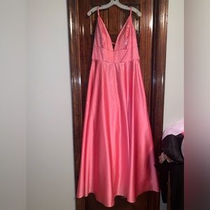 I am selling a Jules & Cleo prom dress.Its in great condition. Only wore once.